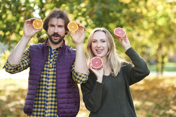 Retrato Pareja Divirtiéndose Con Fruta — Foto de Stock