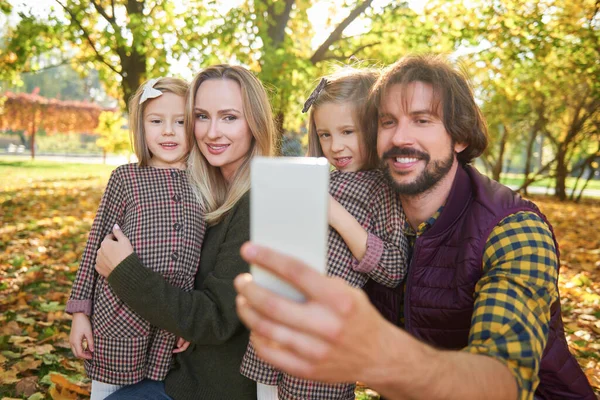 Família Feliz Fazendo Uma Selfie Floresta Outono — Fotografia de Stock