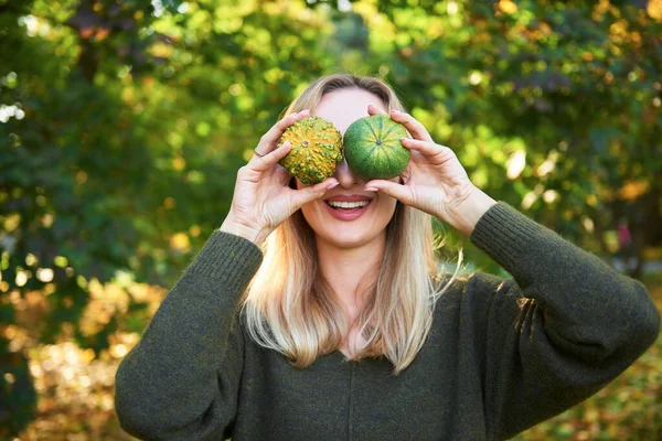 Cara Divertida Con Dos Calabazas Pequeñas —  Fotos de Stock