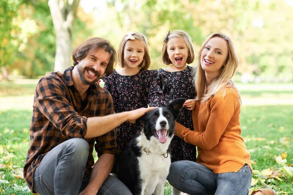 Porträt Einer Lächelnden Familie Und Eines Hundes — Stockfoto