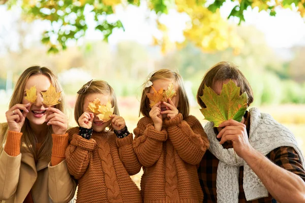 Счастливая Семья Веселится Осенними Листьями — стоковое фото