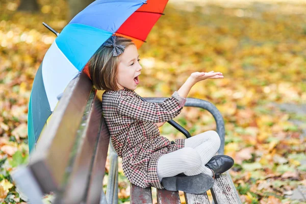 Şemsiyeli Sığınak Arayan Kız — Stok fotoğraf