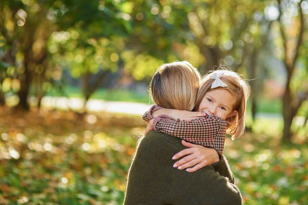 Portrait Little Girl Embracing Her Mommy — Stock Photo, Image