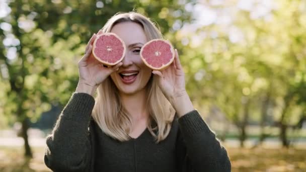 Vista Mano Mujer Haciendo Una Cara Divertida Con Fruta — Vídeos de Stock