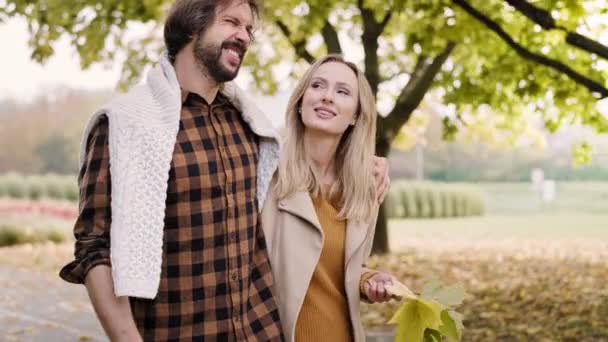 Loving Couple Autumn Walk Park — Stock Video