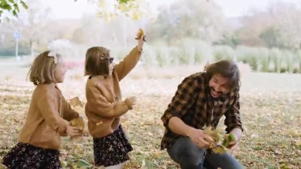 Όψη Χειρός Του Οικογενειακού Παιχνιδιού Φθινοπωρινά Φύλλα — Αρχείο Βίντεο