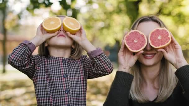 Handheld Ansicht Von Mutter Und Tochter Die Spaß Obst Haben — Stockvideo