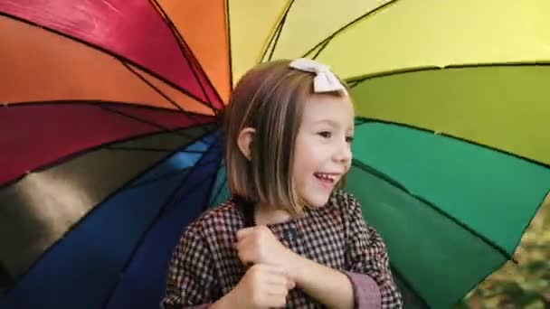 Портативный Вид Бегущего Ребенка Красочным Зонтиком — стоковое видео