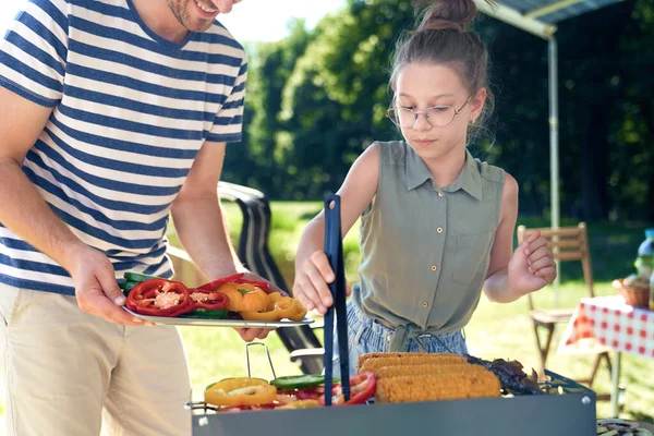Daughter Helping Father Barbecue Grill — Stock Photo, Image