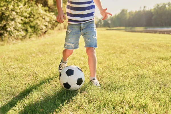 Menino Jogar Futebol Relva — Fotografia de Stock