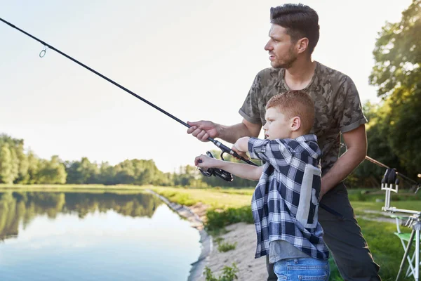 Padre Enseñando Hijo Cómo Pescar —  Fotos de Stock