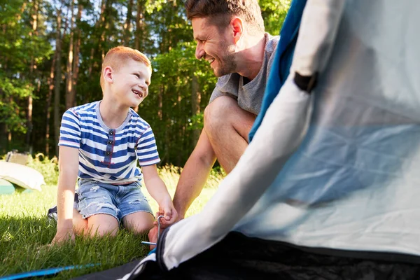 Père Fils Installent Une Tente — Photo