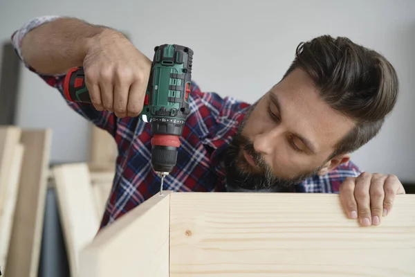 Close Carpinteiro Perfurando Buraco Uma Prancha Madeira — Fotografia de Stock