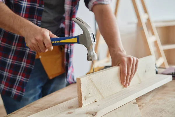 Snickare Använder Hammare För Att Driva Spik — Stockfoto