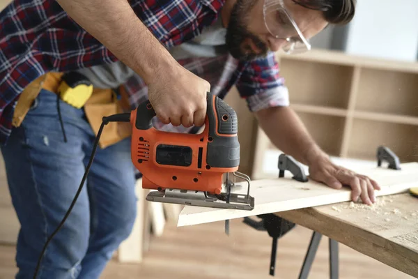 Carpinteiro Usando Quebra Cabeça Elétrico Para Cortar Madeira — Fotografia de Stock