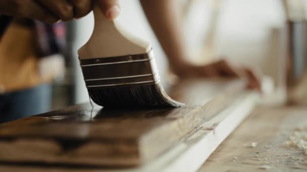 Feche Vídeo Quadros Pintura Com Uma Escova Tiro Com Câmera — Vídeo de Stock