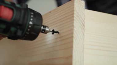 Kablosuz tornavidayla sevişme videosu. 8K 'da kırmızı helyum kamerayla çekildi.