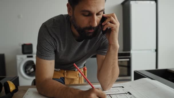 Vídeo Portátil Carpinteiro Discutindo Projetos Com Cliente Tiro Com Câmera — Vídeo de Stock