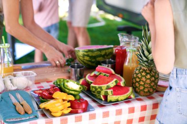                                Kamp yaparken renkli masa ayrıntıları