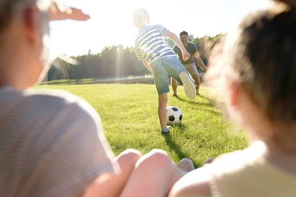 Otec Syn Hrají Fotbal Zahradě — Stock fotografie