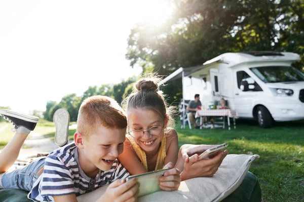 Kinderen Die Mobiele Telefoons Gebruiken Tijdens Het Kamperen — Stockfoto