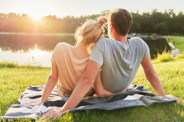 Pareja Viendo Atardecer Junto Lago — Foto de Stock