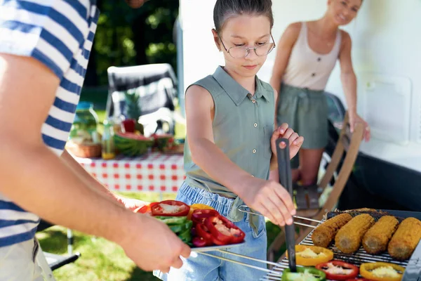 Daughter Helping Mother Preparing Barbecue Meals — Stock Photo, Image