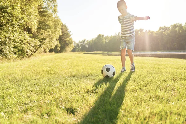 Chlapec Chystá Získat Gól Fotbale — Stock fotografie