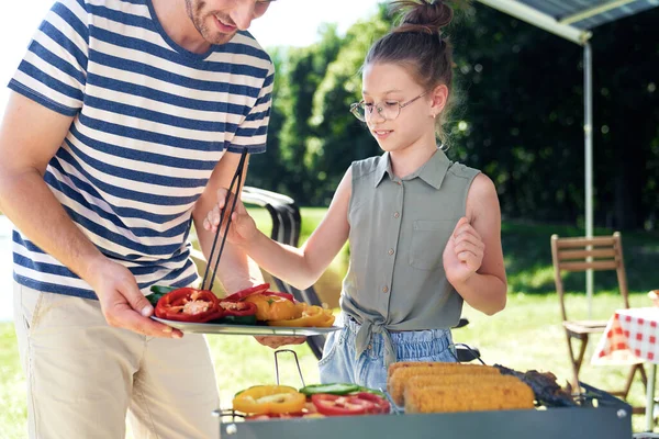 Father Daughter Serving Vegetables Barbecue Grill — Stock Photo, Image