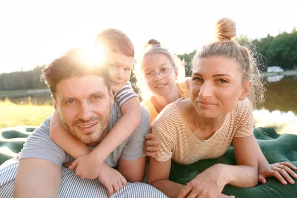 Retrato Família Durante Férias Junto Lago — Fotografia de Stock