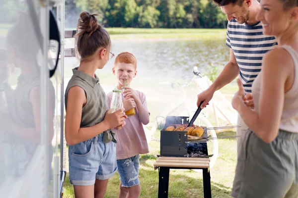 Familia Teniendo Barbacoa Durante Viaje Campista —  Fotos de Stock