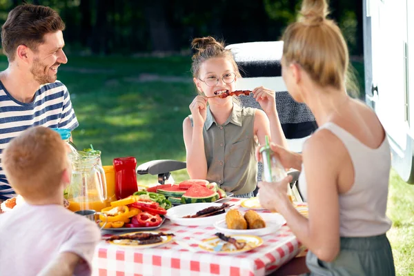 Rodina Užívá Oběd Karavanovém Pikniku — Stock fotografie