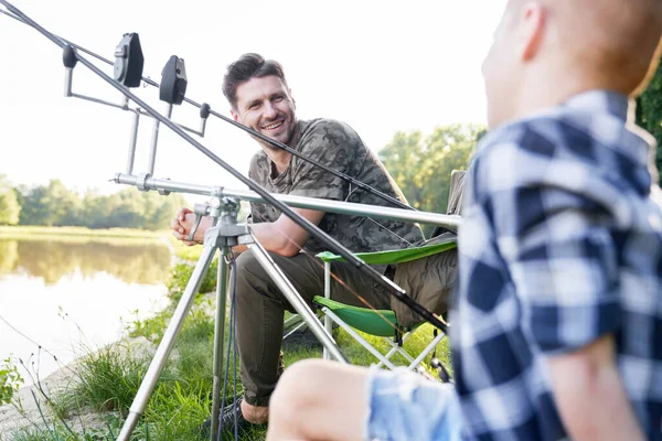 Padre Hijo Pequeño Charlando Mientras Pesca —  Fotos de Stock