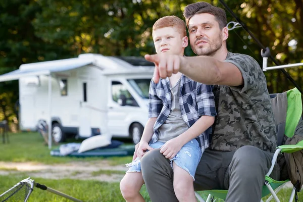 父亲和儿子在露营途中钓鱼 — 图库照片