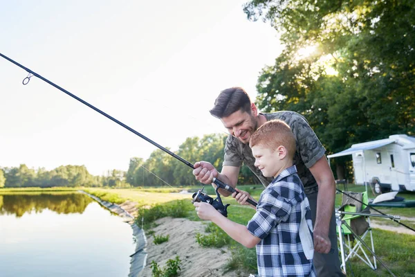Pequeño Hijo Enseñado Por Padre Cómo Hacer Pesca —  Fotos de Stock