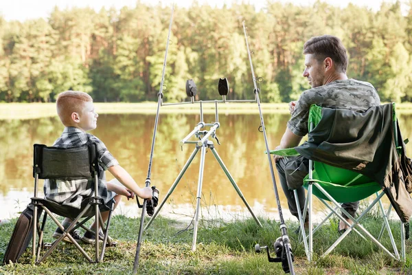 Vista Trasera Padre Hijo Pequeño Pesca — Foto de Stock