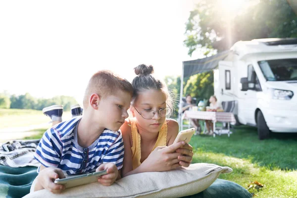 Діти Використовують Мобільний Телефон Кемпінгу — стокове фото