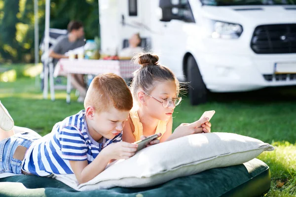 Enfants Avec Téléphone Portable Camping Vacances — Photo