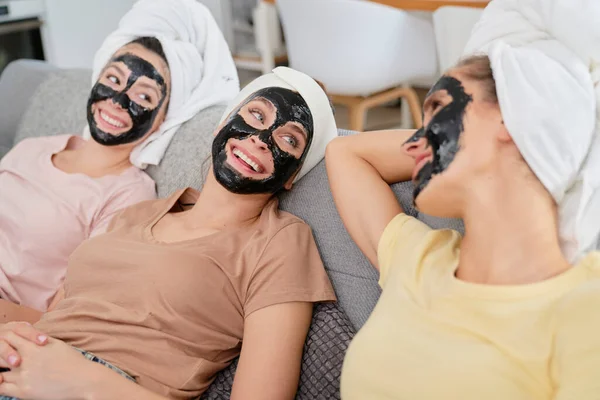 Tre Vänner Med Ansiktsmasker Ansiktet — Stockfoto