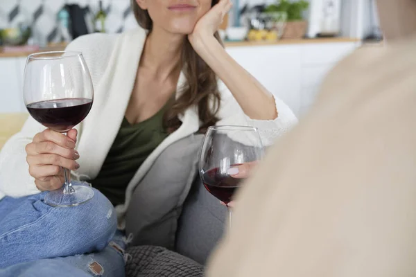Arkadaş Sohbet Ediyor Şarap Içiyor — Stok fotoğraf