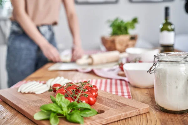 Detail Pizza Ingredients Woman Background — Stock Photo, Image