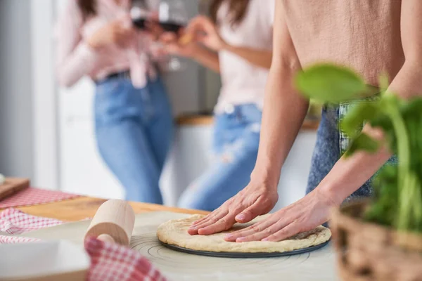 Γυναίκα Που Σχηματίζουν Κρούστα Για Μια Σπιτική Πίτσα — Φωτογραφία Αρχείου