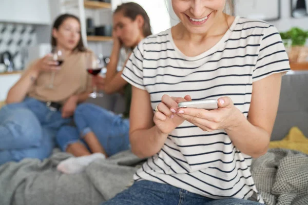 Kvinna Med Telefon Och Vänner Bakgrunden — Stockfoto