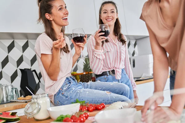 Tre Vänner Som Har Hemfest Med Vin Och Pizza — Stockfoto