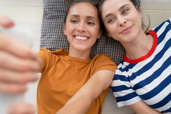 Dos Chicas Tomando Selfie Suelo —  Fotos de Stock