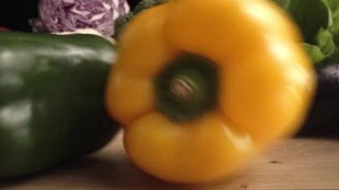 Yuvarlanan biberlerin makro videosunu büyüt. 8K 'da kırmızı helyum kamerayla çekildi.