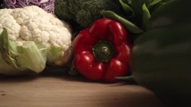 Rulo renkli biberlerin makro videosunu büyüt. 8K 'da kırmızı helyum kamerayla çekildi.