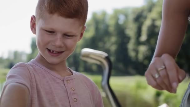 Video Niño Eligiendo Plato Parrilla Barbacoa Fotografía Con Cámara Helio — Vídeo de stock