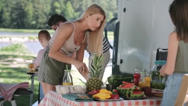 Handhållen Video Mor Och Dotter Förbereder Mat För Picknick Skjuten — Stockvideo