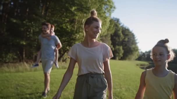 Handhållen Video Familjen Promenader Vid Sjön Skjuten Med Red Heliumkamera — Stockvideo